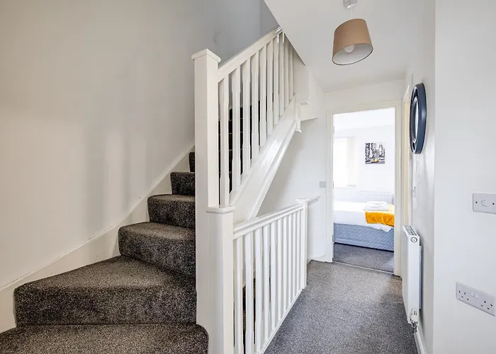 Stanley Sparkle Stays - 4Brooms, 4Beds, Prkg, Wifi